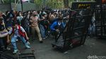 Demo Memanas! Massa Aksi Paksa Masuk Gedung DPR