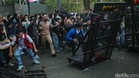 Pintu yang sebelumnya dapat dirobohkan membuat massa aksi mulai merangsek masuk.