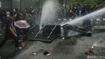 Demo Memanas! Massa Aksi Paksa Masuk Gedung DPR