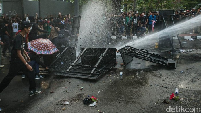 Massa aksi melempari barikade polisi di Gedung DPR, Jakarta, Kamis (22/8/2024). Massa memaksa masuk ke dalam kawasan gedung DPR.