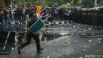 Demo Memanas! Massa Aksi Paksa Masuk Gedung DPR