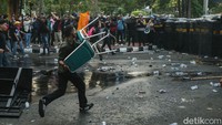 Pantauan detikcom sekitar pukul 17.30 WIB, Kamis (22/8/2024), massa aksi melempari barikade polisi di Gedung DPR, Jakarta.