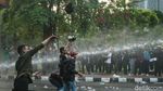 Demo Memanas! Massa Aksi Paksa Masuk Gedung DPR