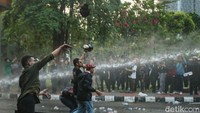 Tak lama kemudian massa mulai terpancing provokasi dengan mulai melempar benda-benda.