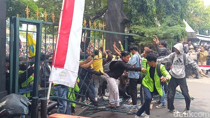 Massa mahasiswa jebol pagar DPRD Jateng saat aksi tolak RUU Pilkada, Kamis (22/8/2024).
