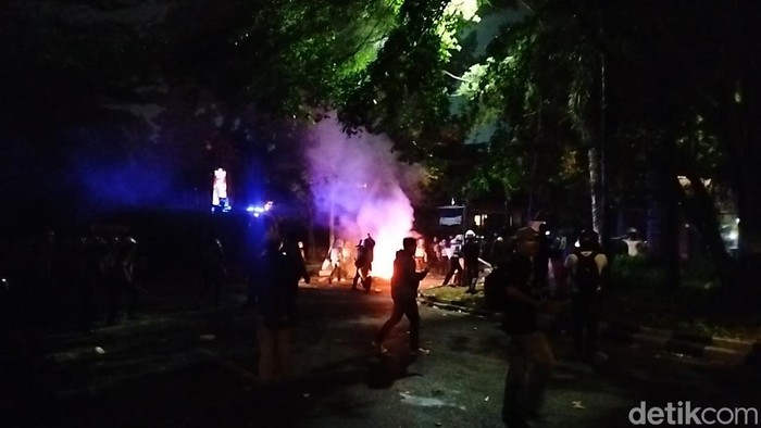 Demo tolak revisi UU Pilkada di Bandung.