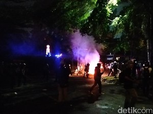 Mahasiswa Bandung Jadi Korban Saat Bentrok Demo di DPRD Jabar