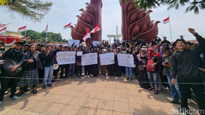 demo tolak revisi UU Pilkada di tugu pahlawan surabaya
