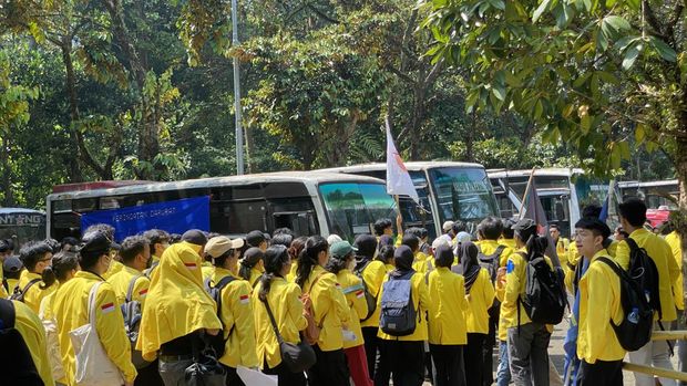 Demo Tolak Revisi UU Pilkada, Massa BEM UI Berangkat ke DPR