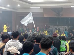 Momen Massa Duduki Ruang Paripurna DPRD Kota Tasikmalaya