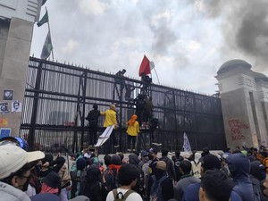 Massa Tolak Revisi UU Pilkada Bakar Ban-Copot Besi Pagar Gedung DPR