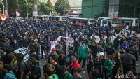 Massa demo yang mayoritas dari kalangan mahasiswa melakukan orasi di gerbang besi itu.  