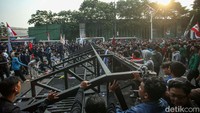 Bahkan situasi semakin memanas, massa dan aparat kepolisian sudah terjadi ketegangan. Rifkianto Nugroho/detikcom