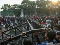 Detik-detik Pintu Gerbang Belakang DPR Dirobohkan Massa Demo
