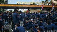 Pintu gerbang Pancasila itu nampak roboh usai ditarik massa.  