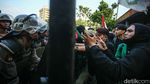 Detik-detik Pintu Gerbang Belakang DPR Dirobohkan Massa Demo
