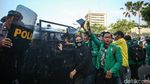 Detik-detik Pintu Gerbang Belakang DPR Dirobohkan Massa Demo
