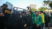 Polisi juga telah memasang garda pagar besi setinggi sekitar 2 meter tepat di belakang barisan paling depan.  