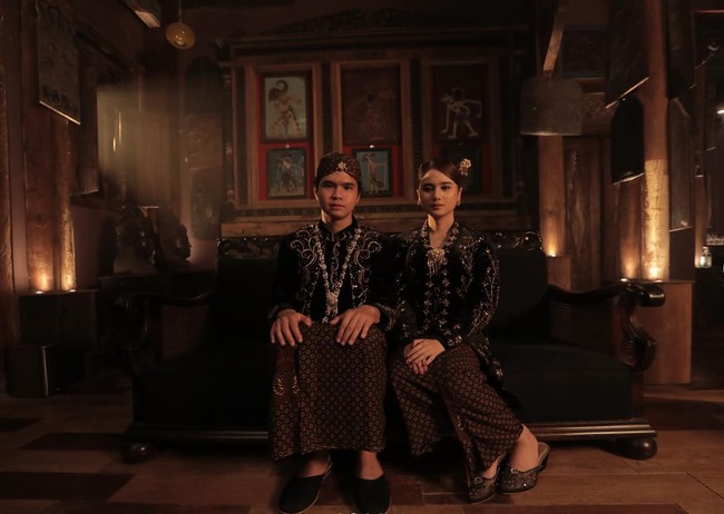 Dalam keterangan unggahannya, Dul juga menuliskan kalimat yang tak kalah romantis. Izinkan aku mencintaimu selamanya. @tissabiani, tulisnya. Foto: Instagram/@duljaelani/@tissabiani