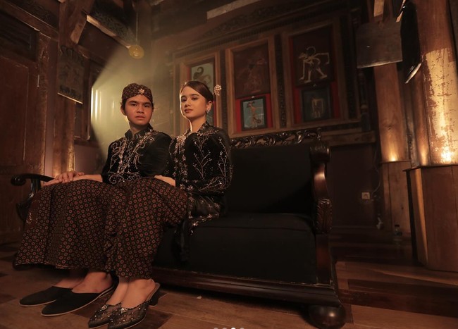 Tampil kompak menawan, Dul dan Tissa terlihat mengenakan pakaian adat Jawa berwarna hitam dipadukan dengan kain berwarna coklat. Untuk melengkapi penampilannya, Dul mengenakan blangkon, sementara Tissa memakai tusuk konde di kepalanya. Foto: Instagram/@duljaelani/@tissabiani