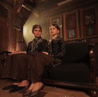 Tampil kompak menawan, Dul dan Tissa terlihat mengenakan pakaian adat Jawa berwarna hitam dipadukan dengan kain berwarna coklat. Untuk melengkapi penampilannya, Dul mengenakan blangkon, sementara Tissa memakai tusuk konde di kepalanya. Foto: Instagram/@duljaelani/@tissabiani