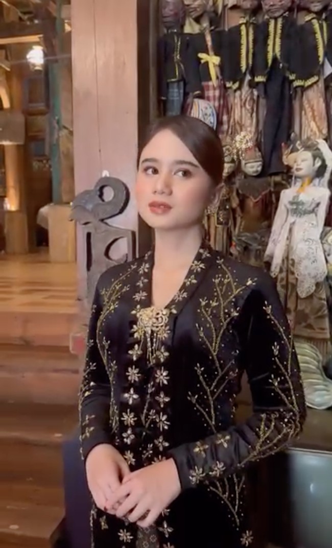 Mengenakan kebaya dari Laviena Wedding Gallery, Tissa tampil anggun menawan. Kebaya yang dikenakannya itu juga dipercantik dengan bros berwarna emas di bagian dadanya. Foto: Instagram/@duljaelani/@tissabiani
