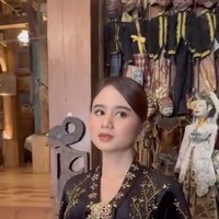 Mengenakan kebaya dari Laviena Wedding Gallery, Tissa tampil anggun menawan. Kebaya yang dikenakannya itu juga dipercantik dengan bros berwarna emas di bagian dadanya. Foto: Instagram/@duljaelani/@tissabiani