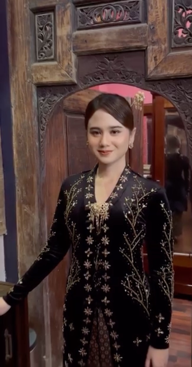 Ditambah dengan pulasan makeup natural glow pesona Tissa jadi kian terpancar. Ia juga tampak hanya mengenakan perhiasan simpel berupa sepasang anting di telinganya. Foto: Instagram/@duljaelani/@tissabiani