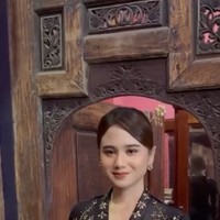 Ditambah dengan pulasan makeup natural glow pesona Tissa jadi kian terpancar. Ia juga tampak hanya mengenakan perhiasan simpel berupa sepasang anting di telinganya. Foto: Instagram/@duljaelani/@tissabiani