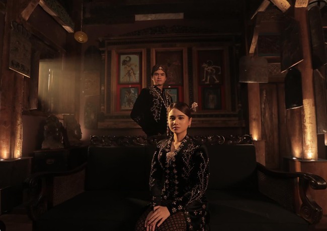 Melalui akun Instagram pribadinya putra ketiga Maia Estianty, Dul Jaelani, membagikan pemotretannya bersama sang kekasih, Tissa Biani. Kompak mengenakan busana adat Jawa, pemotretan tersebut terlihat bak prewedding. Foto: Instagram/@duljaelani/@tissabiani