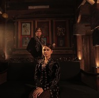 Melalui akun Instagram pribadinya putra ketiga Maia Estianty, Dul Jaelani, membagikan pemotretannya bersama sang kekasih, Tissa Biani. Kompak mengenakan busana adat Jawa, pemotretan tersebut terlihat bak prewedding. Foto: Instagram/@duljaelani/@tissabiani