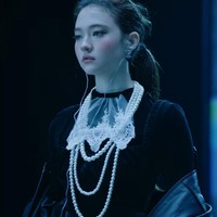 Pada Rabu (21/8/2024), Ella Gross resmi dikenalkan sebagai personel pertama grup KPop pertama besutan THEBLACKLABEL. Jisoo BLACKPINK dan Jeon Somi pun turut memberikan dukungan untuk Ella, dengan mengucapkan selamat di Instagram Story. Foto: dok. THEBLACKLABEL