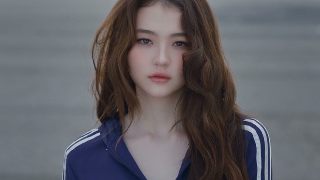 Ella Gross dipastikan debut sebagai personel grup KPop besutan THEBLACKLABEL, MEOVV pada bulan September mendatang. Paras cantiknya yang berdarah blasteran Korea-Amerika sontak menjadi perbincangan. Foto: dok. THEBLACKLABEL