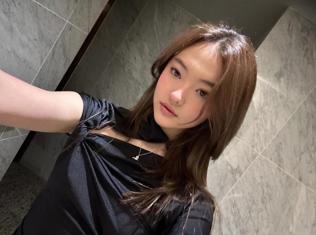 Kini tak sedikit netizen melihat kemiripan Ella Gross dengan Danielle NewJeans, Jennie BLACKPINK, hingga Devon Aoki. Gadis 15 tahun itu juga digadang-gadang akan menjadi brand ambassador Chanel selanjutnya, menyusul sang ‘kakak’ Jennie BLACKPINK. Foto: dok. Instagram @ellagross