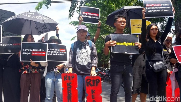 Eva bersama KKJ dan LBH Medan saat aksi di Pomdam I/BB. (Foto: Finta Rahyuni/detikSumut).