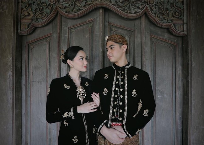 Untuk tata rias, model dan aktris ini memilih makeup nude dan natural dengan nuansa peach. Foto: Instagram/@mosh3dayan @alyssadaguise