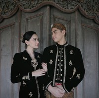 Untuk tata rias, model dan aktris ini memilih makeup nude dan natural dengan nuansa peach. Foto: Instagram/@mosh3dayan @alyssadaguise