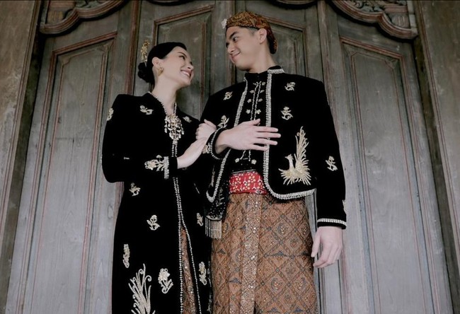 Alyssa Daguise tampil dengan sanggul sederhana berhias tusuk konde keemasan. Sepasang anting mutiara menambah kesan manis dan anggun. Foto: Instagram/@mosh3dayan @alyssadaguise