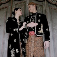 Alyssa Daguise tampil dengan sanggul sederhana berhias tusuk konde keemasan. Sepasang anting mutiara menambah kesan manis dan anggun. Foto: Instagram/@mosh3dayan @alyssadaguise