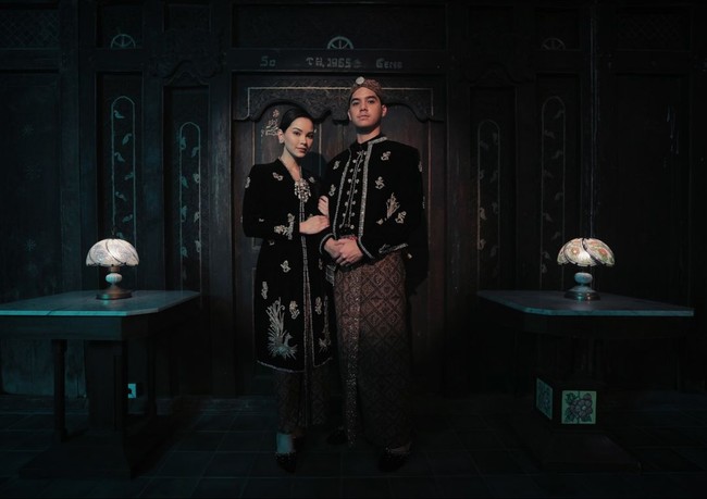 Blangkon yang dihiasi bros melengkapi penampilan Al Ghazali. Foto: Instagram/@mosh3dayan @alyssadaguise