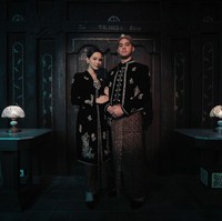 Blangkon yang dihiasi bros melengkapi penampilan Al Ghazali. Foto: Instagram/@mosh3dayan @alyssadaguise