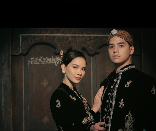 Keduanya memadukan busana atasan dengan kain batik Solo yang dominan warna cokelat tua, dengan motif Sidomukti. Foto: Instagram/@mosh3dayan @alyssadaguise