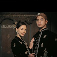 Keduanya memadukan busana atasan dengan kain batik Solo yang dominan warna cokelat tua, dengan motif Sidomukti. Foto: Instagram/@mosh3dayan @alyssadaguise