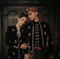 Al Ghazali dan Alyssa Daguise berbusana hitam-hitam dengan gaya Jawa klasik. Foto: Instagram/@mosh3dayan @alyssadaguise