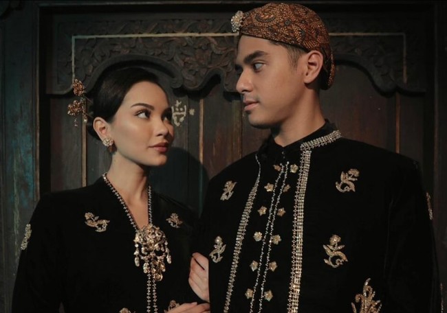 Al, yang merupakan putra sulung Ahmad Dhani dan Maia Estianty mengenakan beskap hitam dengan bordiran keemasan. Sementara Alyssa anggun memakai kebaya beludru dengan nuansa warna senada. Foto: Instagram/@mosh3dayan @alyssadaguise