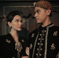 Al, yang merupakan putra sulung Ahmad Dhani dan Maia Estianty mengenakan beskap hitam dengan bordiran keemasan. Sementara Alyssa anggun memakai kebaya beludru dengan nuansa warna senada. Foto: Instagram/@mosh3dayan @alyssadaguise