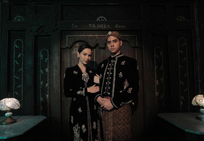 Banyak netizen berpendapat penampilan mereka sudah siap untuk ke KUA karena busananya yang bak pengantin Jawa. “Bisa sih langsng akad. Menyala kapallll kuuuu,” tulis salah satu netizen. Foto: Instagram/@mosh3dayan @alyssadaguise