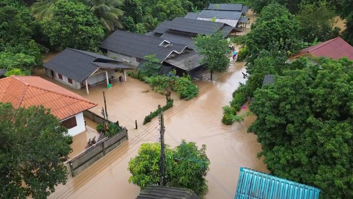Foto Udara Banjir Rendam Wilayah Utara Thailand A drone view shows houses submerged in floodwaters in Ban Saeo, Chiang Saen District, Chiang Rai, Thailand, August 22, 2024, in this screengrab taken from a social media video. Nack Jettanan/via REUTERS THIS IMAGE HAS BEEN SUPPLIED BY A THIRD PARTY. MANDATORY CREDIT. NO RESALES. NO ARCHIVES.