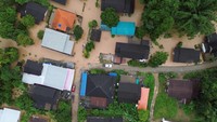 Lebih dari 12.000 rumah tangga di Thailand utara menderita banjir, menurut Kementerian Dalam Negeri negara tersebut setelah hujan lebat dari depresi tropis menyebabkan air hutan mengalir ke berbagai arah, yang memengaruhi 7 provinsi di wilayah tersebut.
