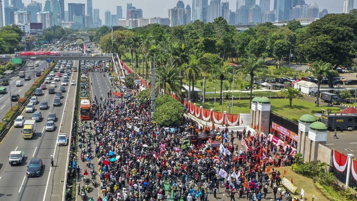 Foto Udara Suasana Pendemo Geruduk Gedung DPR Foto udara massa aksi saat berunjuk rasa meolak pengesahan Revisi UU Pilkada di depan Gedung DPR, Jakarta, Kamis (22/8/2024). Unjuk rasa tersebut merupakan bagian dari gerakan peringatan darurat Indonesia yang viral di media sosial setelah DPR bermanuver mengabaikan putusan MK. ANTARA FOTO/Galih Pradipta